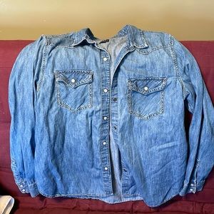 Chambray shirt with snap buttons.